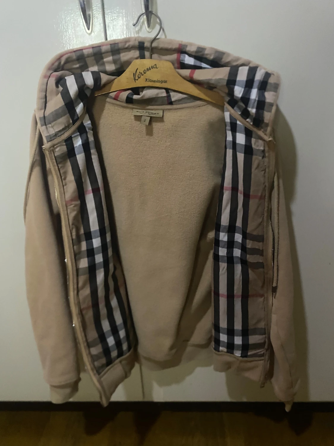 Beige hoodie från Burberry med dragkedja - 1