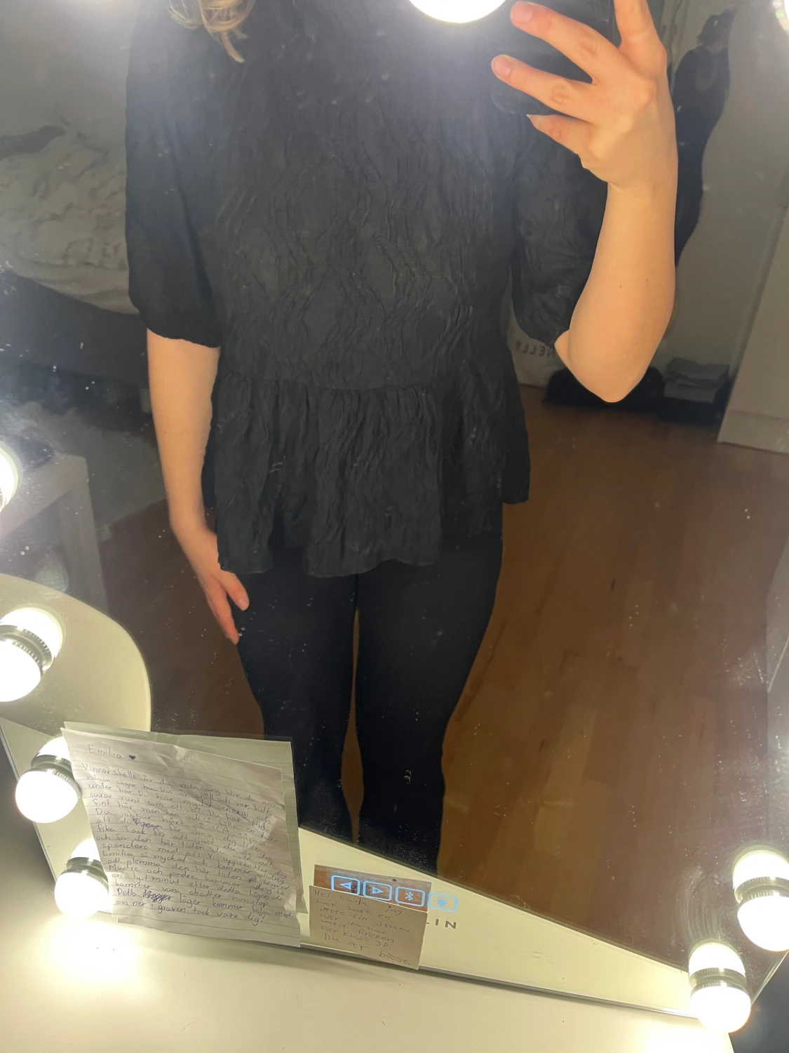 Svart blus med öppen rygg och rosett - 3