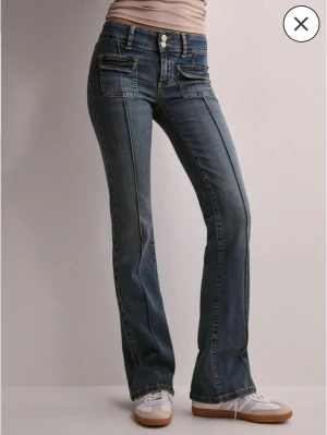 Jeans - Snygga blå jeans med bootcut passform och låg midja. Köpta från Nelly! Är 166 cm lång (för referens). Inga defekter, skriv för minsta lilla fundering💕 