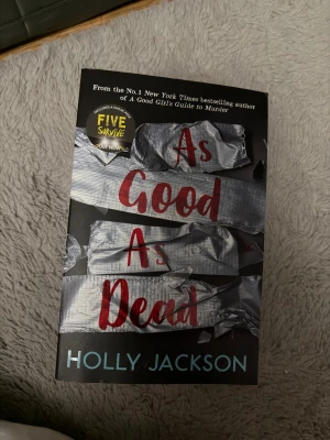 As Good As Dead - En spännande bok av Holly Jackson, författaren bakom A Good Girl's Guide to Murder. Perfekt för dig som gillar mysterier och thrillers med nervkittlande handling. Omslaget med silvertejp och starka färger lockar till läsning för unga vuxna.