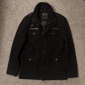 Fodrad Fältjacka i ull - Tja säljer nu en fodrad fältjacka i ull material för endast 1099kr! Pris är ej hugget i sten, hör av er i dm vid funderingar 🙌