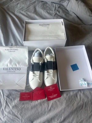 Valentino Garavani Open sneakers mörkblå - Helt oanvända Valentino Garavani Open sneakers mörkblå. Pris kan diskuteras‼️‼️