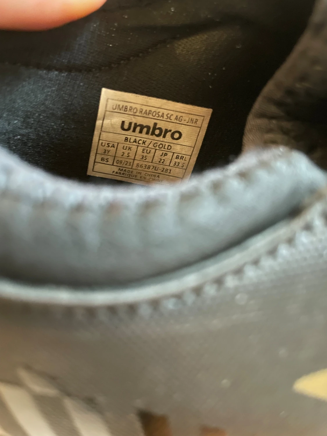 Svarta fotbollsskor Umbro strl 35 - 2