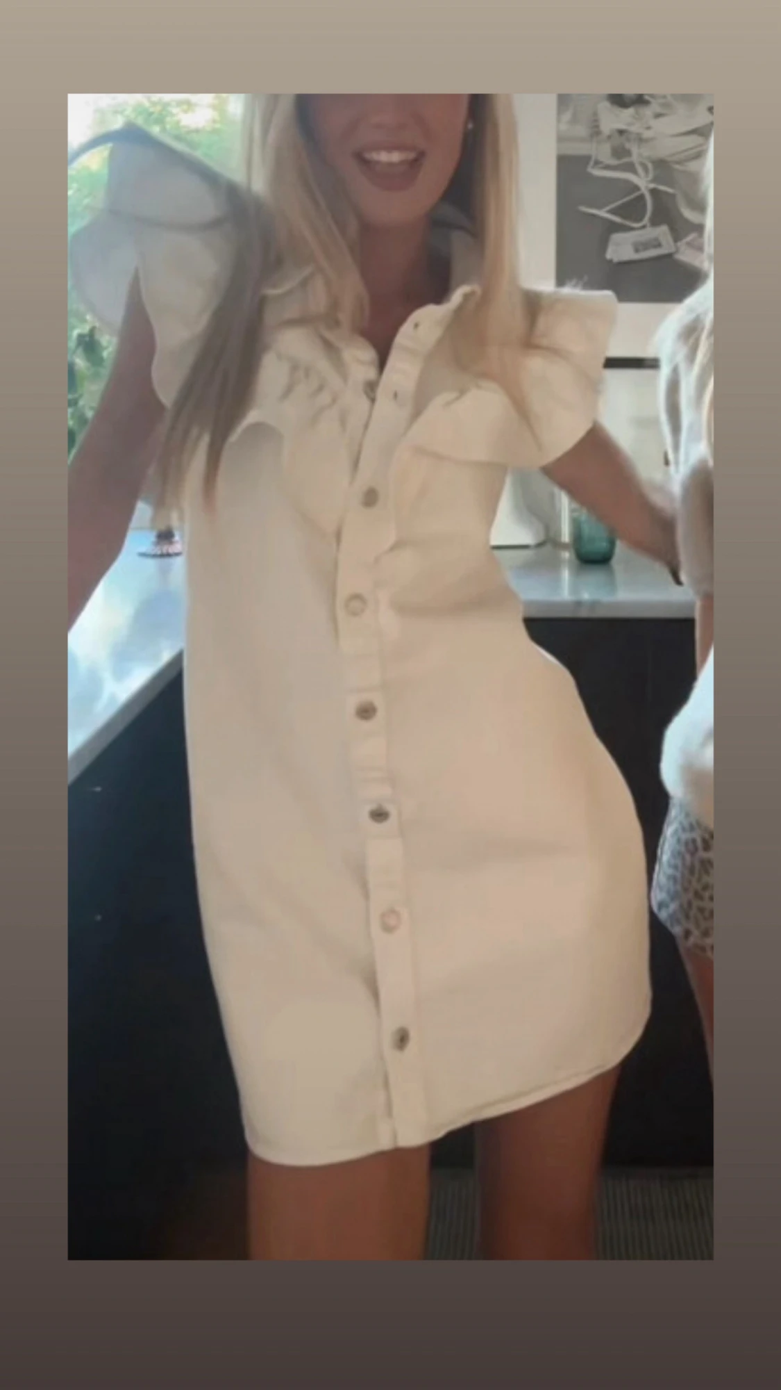 Vit kort klänning med volang från Zara - 2