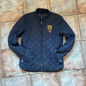 Morris Jacka - Säljer denna Morris jacka i storlek M. Inga defekter eller skador. Vid eventuella frågor eller funderingar, skriv!