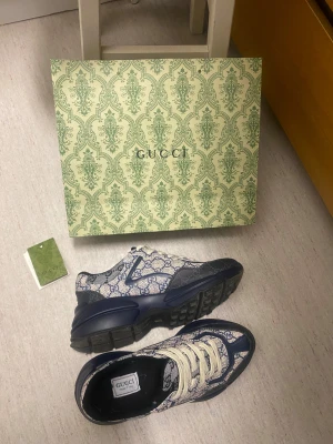 GG rhytons - Säljer dessa riktiga jävla feta skor. Dom är nästan i nytt skick. Använda ett par gånger. Väldigt unika skor som du kommer få massa komplimanger av. Dom kommer med själva påsen och tags. Dom säljs just nu för grymt pris. Dom är i storlek 44 som funkar för folk som har 43.