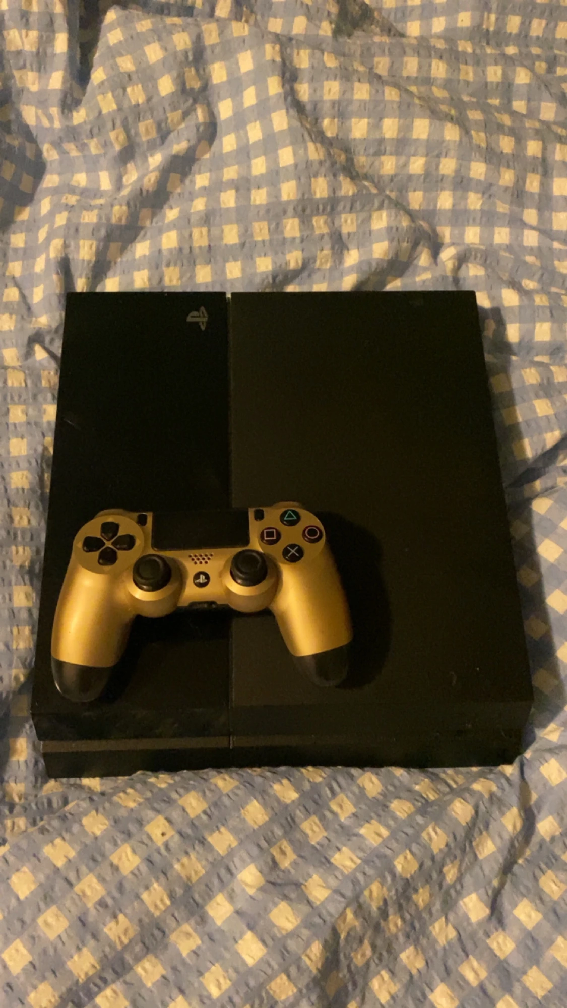 PlayStation 4 med gul DualShock 4-kontroll