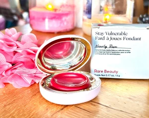 Rare Beauty Stay Vulnerable Melting Blush! - Stay Vulnerable Melting Blush ”Nearly Rose” från Rare Beauty. 5 g. Ny med kartong. 