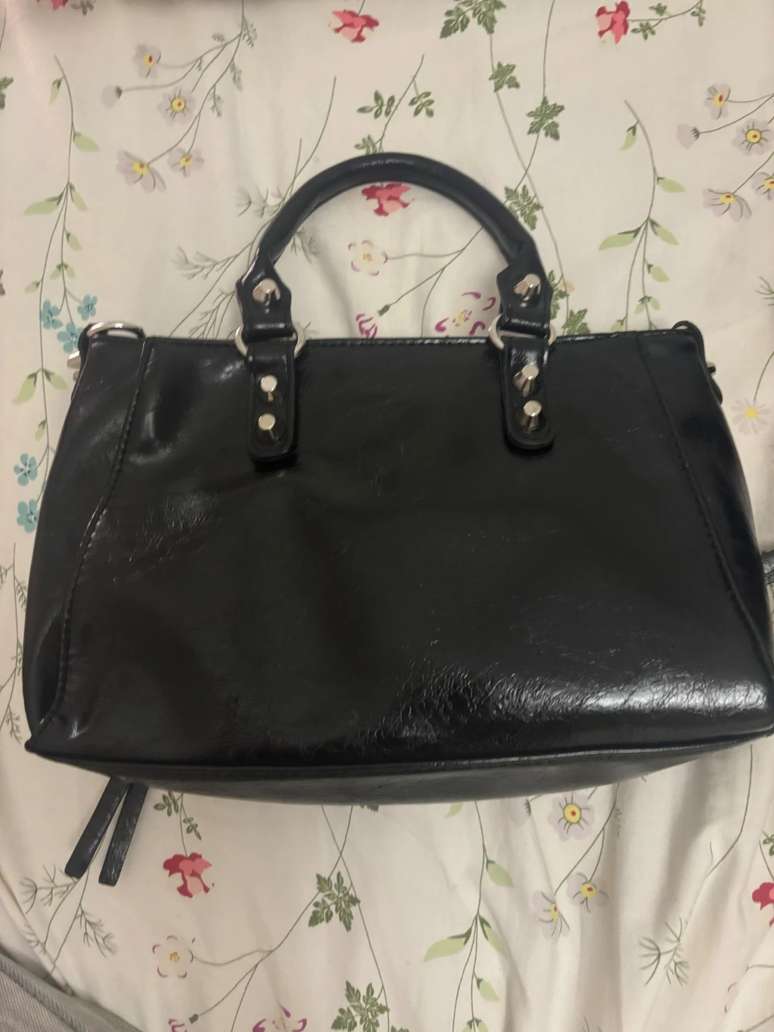 Svart handväska med dragkedjor - 2