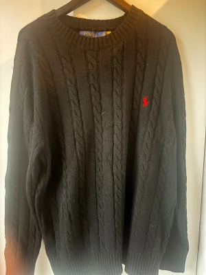 Svart stickad Ralph Lauren - Tröjan har inte använts tidigare. Den är storlek L. ‼️ej org‼️