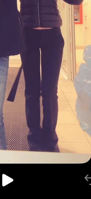 Kostymbyxor - Säljer mina lågmidjade kostym byxor från bik bok i nyskick de är i storlek 36 men sitter som xs för att jag har köpt nya nypris är 500