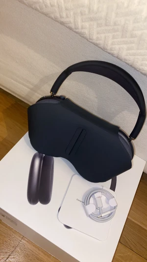 AirPods Max - Snygga Apple AirPods Max i svart med originalförpackning, laddkabel och skyddsfodral. Hörlurarna är i mycket fint skick använts bara en gång inga repor eller slitage. Perfekt för dig som vill ha trådlöst ljud i toppklass och aktiv brusreducering. Kvitto finns 👌