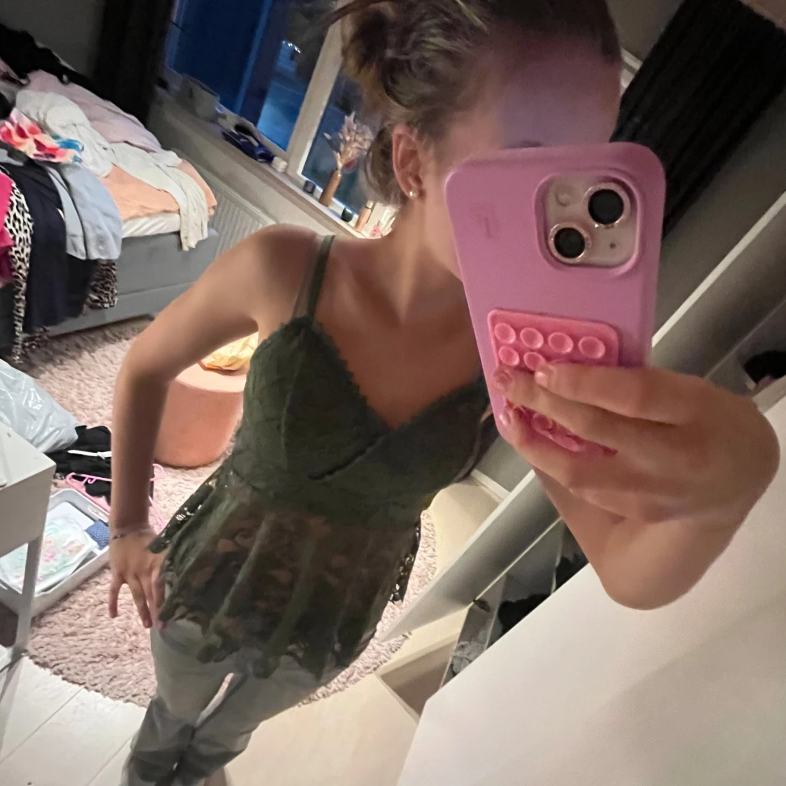 Så snygg mörk grön spetsig omlott linnetopp