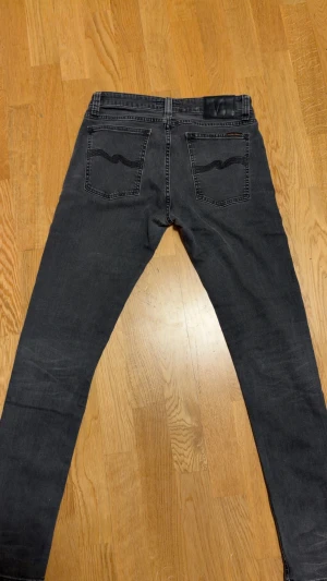Svarta Nudie Jeans - Säljer ett par svarta jeans från Nudie Jeans i storlek 32/32. Skinny lean ny skick