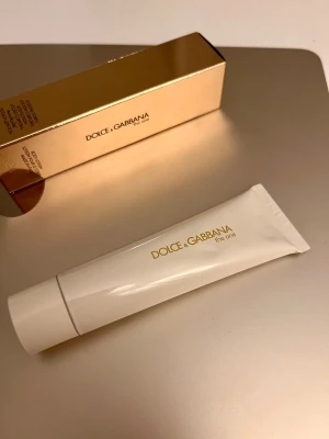 Dolce & Gabbana The One – Body Lotion 25ml - Äkta Dolce & Gabbana The One Body Lotion – 25ml mini. Doftnoter: mandarin, ros och vanilj. Lyxig lotion med mjuk och feminin doft.✨  ‼️Kommer från ett original Dolce & Gabbana The One gift set, därför står det “NOT FOR SALE” på sidan av förpackningen (endast på original-gåvosetets yttre förpackning finns en batchnummer) Helt ny/oanvänt!   Perfekt för resa, handväskan eller att prova doften innan man köper fullstorlek! ✨