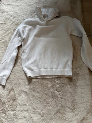  Cobellio Success tröja - Säljer en vit stickad polotröja från CobellioSuccess. Tröjan har ribbade muddar, hög krage med knappar och diskret broderad logga på ärmen. Perfekt för dig som gillar stilrena och klassiska plagg med en modern touch. Klädesplagget är väldigt sällsynt I Sverige då jag beställde den ifrån Norge för några månader sedan. Nypris 2200- mitt pris 1200