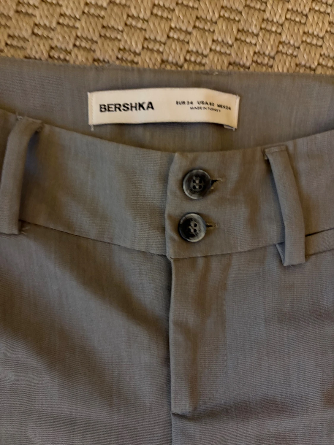 Grå bootcut kostymbyxor från Bershka