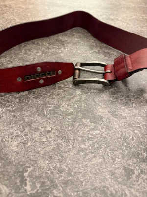 Diesel skräp  - Rött diesel skärp i storlek 85 cm