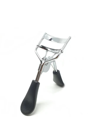 Silver ögonfransböjare med svart handtag - Snygg ögonfransböjare i blankt silverfärgat metall med ergonomiska svarta handtag i plast. Perfekt för att ge fransarna en snygg böj och lyft. Enkel att använda och passar i sminkväskan.