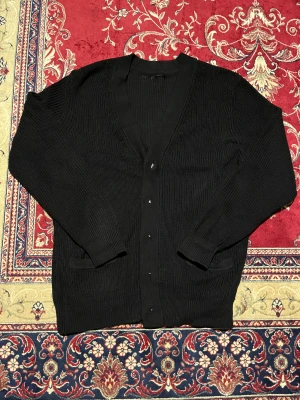 Svart ribbad kofta med knappar - Säljer en clean svart kofta med knappar. Perfekt för kallare vinterdagar ❄️. Den är i nära nyskick. Storlek M. Hör av er vid funderingar 🙌