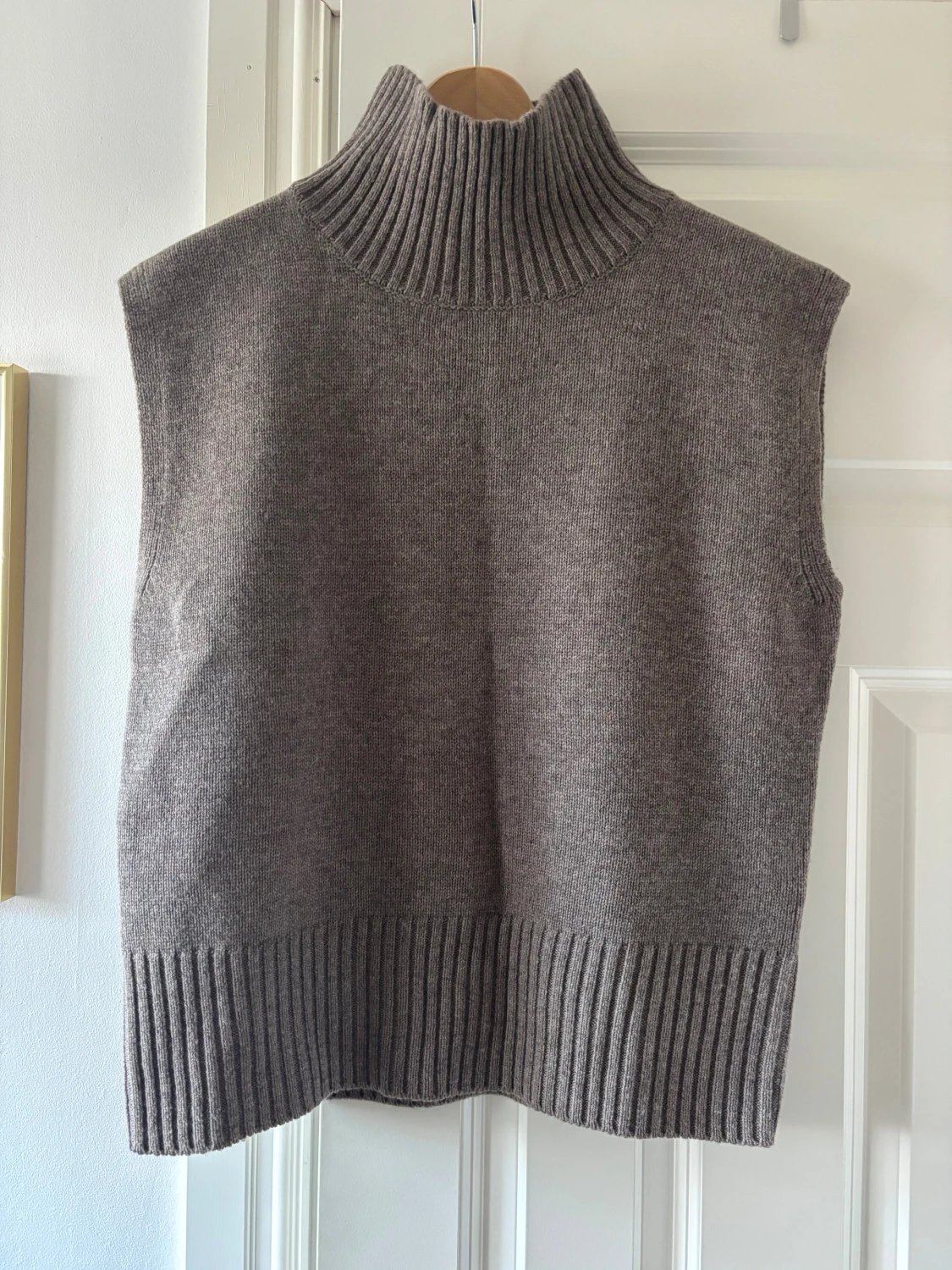 Beige stickad väst från Wera