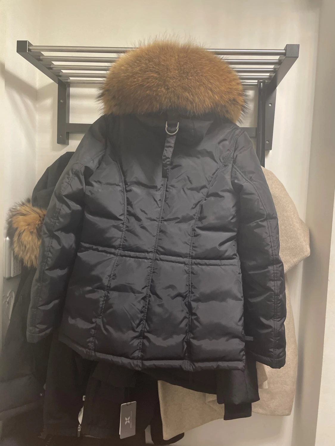 Svart dunjacka med päls från Hollies - 2