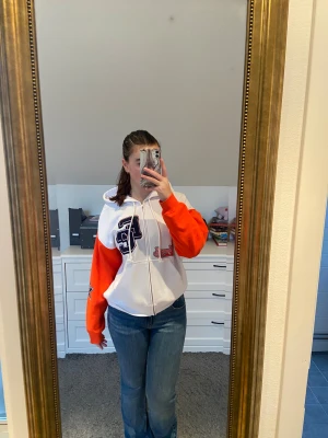 Zip hoddie  - En cool zip hoddie som är helt ny jätte bra skick, riktigt fet färg och jätte varm och gosig 