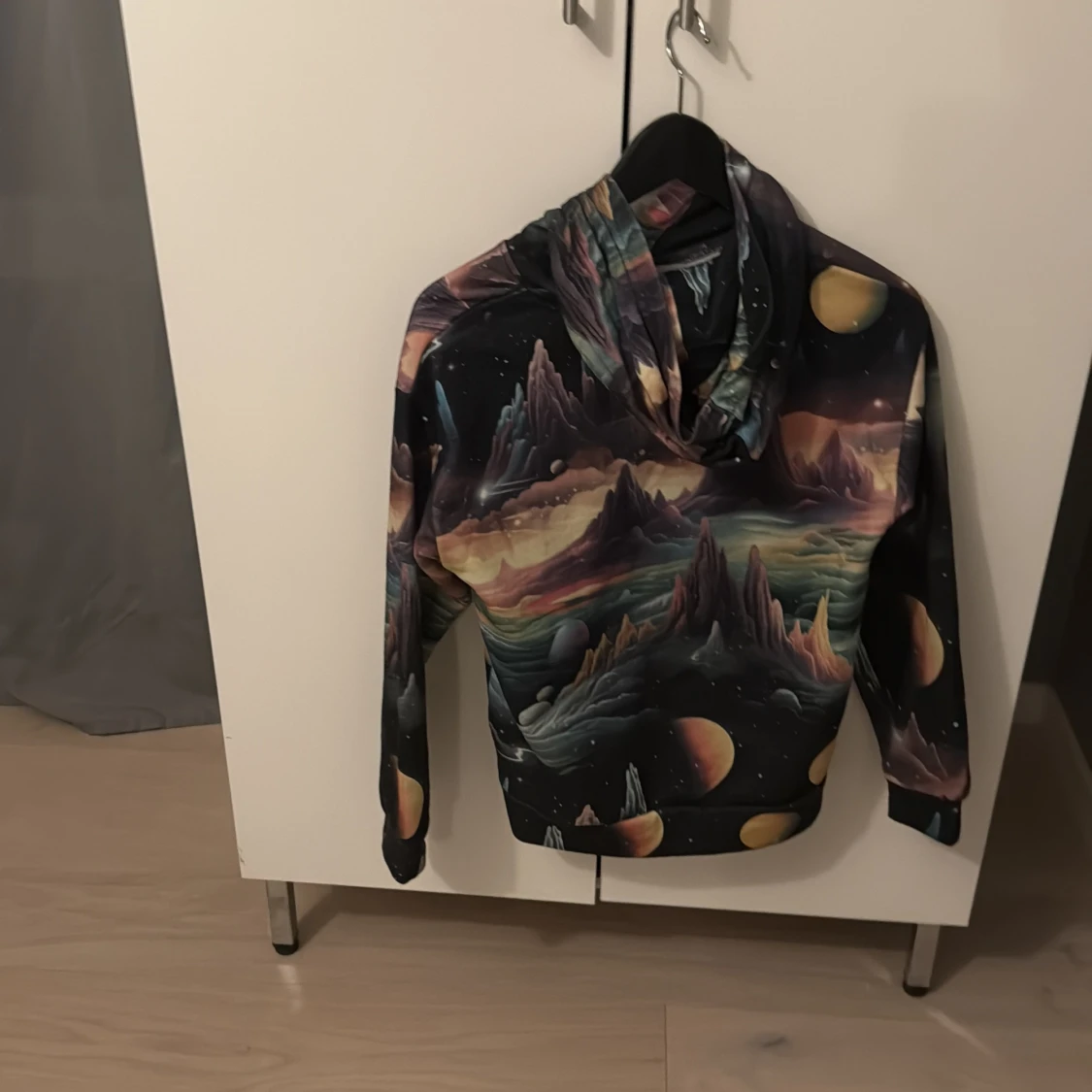 Galaxy hoodie med färgstarkt tryck - 2