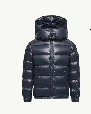 Moncler maya navy blue - Säljer en moncler maya navy blue i storlek 3 (M), kom privat för bilder och pris kan diskuteras 😊