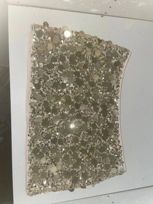 Guldig paljettkjol i kort modell - Supersnygg kort kjol täckt med glittrande guldiga paljetter. Kjolen har en rak passform och är fodrad med mjukt beige tyg för extra komfort. Perfekt för dig som vill sticka ut med en glittrig look. Materialet är 95% polyester och 5% elastan. Jag har endast använt den 1 gång så ungefär helt ny.