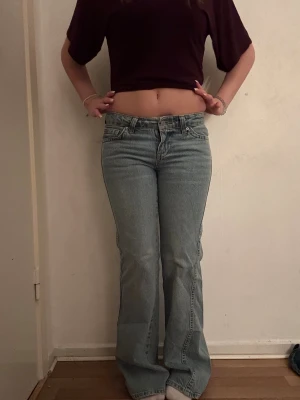 Jeans - Jeans från gina, fickorna går att knäppa, köpta för 600😁
