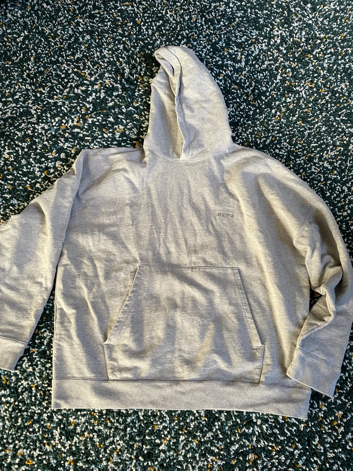 Grå hoodie från HOPE Stockholm - 1