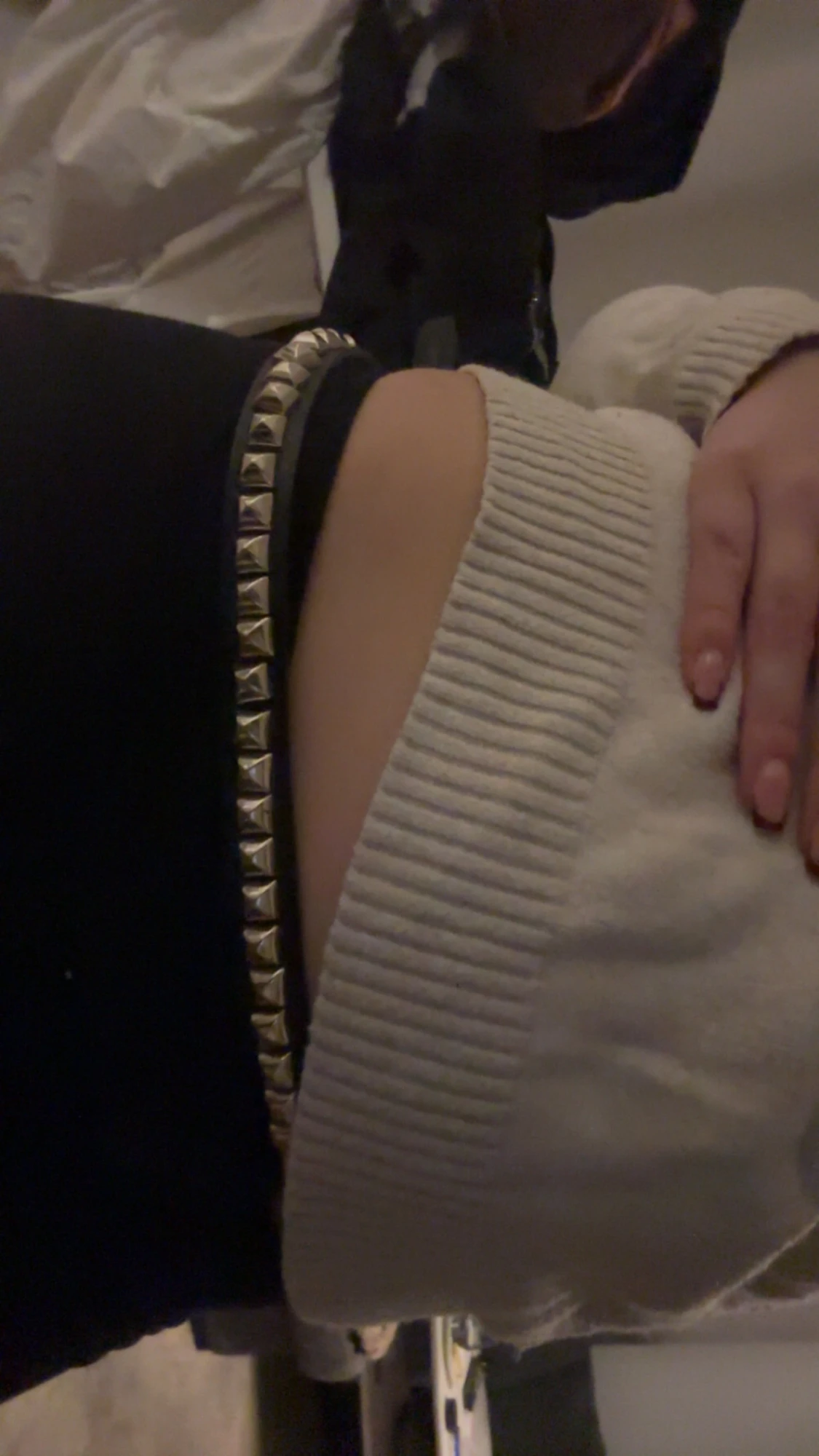 Svart bälte med silvriga nitar