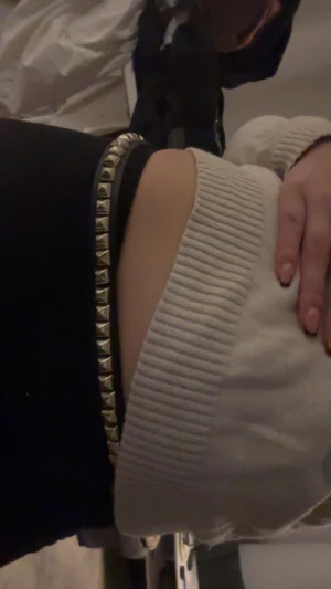 Svart bälte med silvriga nitar - Säljer ett svart bälte med coola silvriga pyramidnitar runt hela. Bältet har en smal och stilren form som ger en edgy vibe till din outfit. Perfekt för dig som gillar att sticka ut med detaljer och vill ha något som drar blickarna till sig.