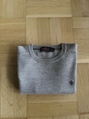 Morris tröja i merinoull - Riktigt stilig, mjuk och skön tröja ifrån Morris i färgen beige. Tröjan passar till allt och är så gott som ny, inga defekter överhuvudtaget. Skulle personligen säga att tröjan är liten i storleken och efterliknar därför mer en i xs. Passar som bäst på folk runt 160-170. Vid frågor eller funderingar är det bara att höra av sig!