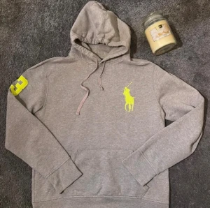 Tröj paket: Raulp lauren, morris  - Tre tröjor: alla är i storlek M utan skador paket pris: 900kr alltså 300kr styck