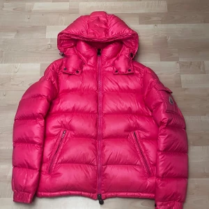 Moncler dunjacka - Rosa dunjacka i storlek M köpt för ett par år sedan säljes i befintlig skick. Skicka pm för fler frågor!