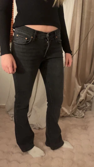 Svarta bootcut jeans från Gina Tricot - Säljer ett par svarta bootcut jeans från Gina Tricot, modell Perfect Jeans. De har klassisk femficksdesign, normal passform och är tillverkade i stretchigt jeanstyg. Snygga kontrastsömmar och midwaist. Knappt använda och de är i ett väldigt bra skick.