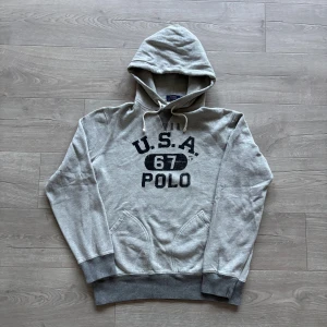 Ralph Lauren Hoodie - Riktigt snygg Ralph Lauren Hoodie i toppskick. Storlek L men passar även M. Tveka inte ställa frågor vid intresse🙌