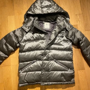 Pufferjacka från Massimo Dutti - Jättefin jacka från Massimo Dutti. Nu och oanvänd, inga prislappar kvar dock. Kontakta gärna vid funderingar o så! 