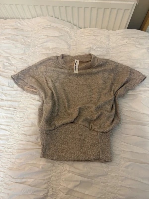 kortärmad tröja  - Jättefin kortärmad tröja från missguided! Helt oanvänd och i superfint skick. Ribbstickad och lite tight vid midjan! Storlek : S 💓