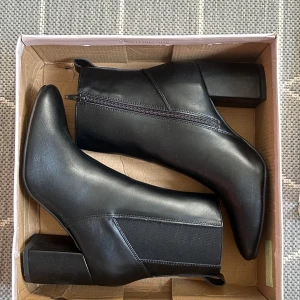 Svarta stövletter från Anna Field - Snygga svarta stövletter från Anna Field med spetsig tå och bred klack. Skorna har dragkedja på sidan. Nypris:539 perfekta för hösten