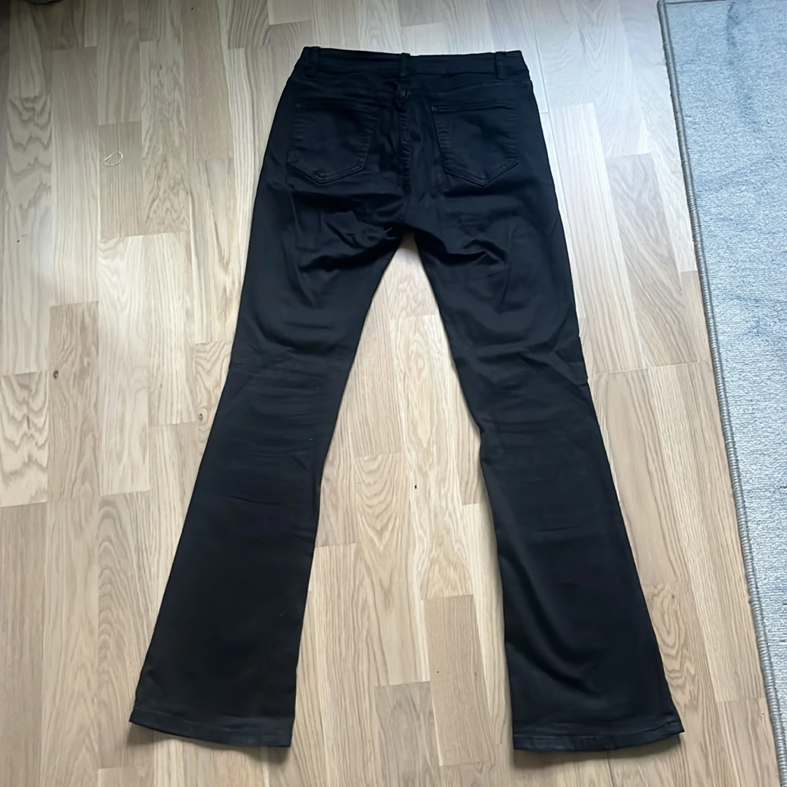 Svarta bootcut byxor från Laulia - 1