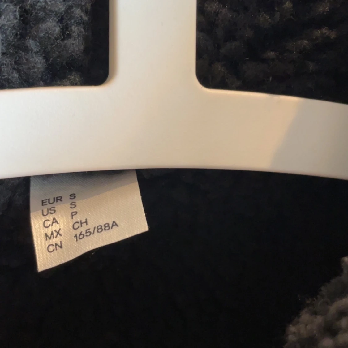 Grå bikerjacka med svarta detaljer - 1