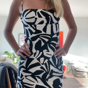 Svartvit mönstrad kort klänning - Snygg mönstrad klänning