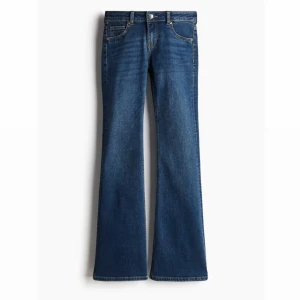 Blå bootcut jeans från hm - Säljer dessa jätte snygga low waist jeans från hm som är helt slutsålda💕dom är knappt använda och är i ett super skick💕 perfekta nu inför hösten💕skriv för fler bilder 