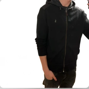 Ralph Lauren Cardigan - Tja säljer nu en riktigt snygg Ralph lauren cardigan i storlek M och i färgen svart. Cardiganen är i ett fint skick utan några defekter som hål eller fläckar. Nypris 2395kr mitt pris 599kr. Hör av dig vid frågor eller funderingar! Pris ej hugget i sten!