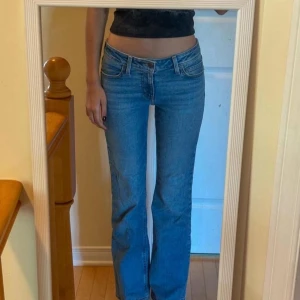 Levi's ljusblå jeans bootcut - Säljer ett par klassiska Levi's jeans i ljusblå tvätt. Modellen har låg midja, raka ben med lätt bootcut och fem fickor. Storlek 23x30