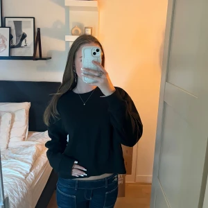 Svart tröja! - Snygg, passar till allt, aldrig använd därav inga defekter! Hör av dig vid frågor eller fler bilder 💗