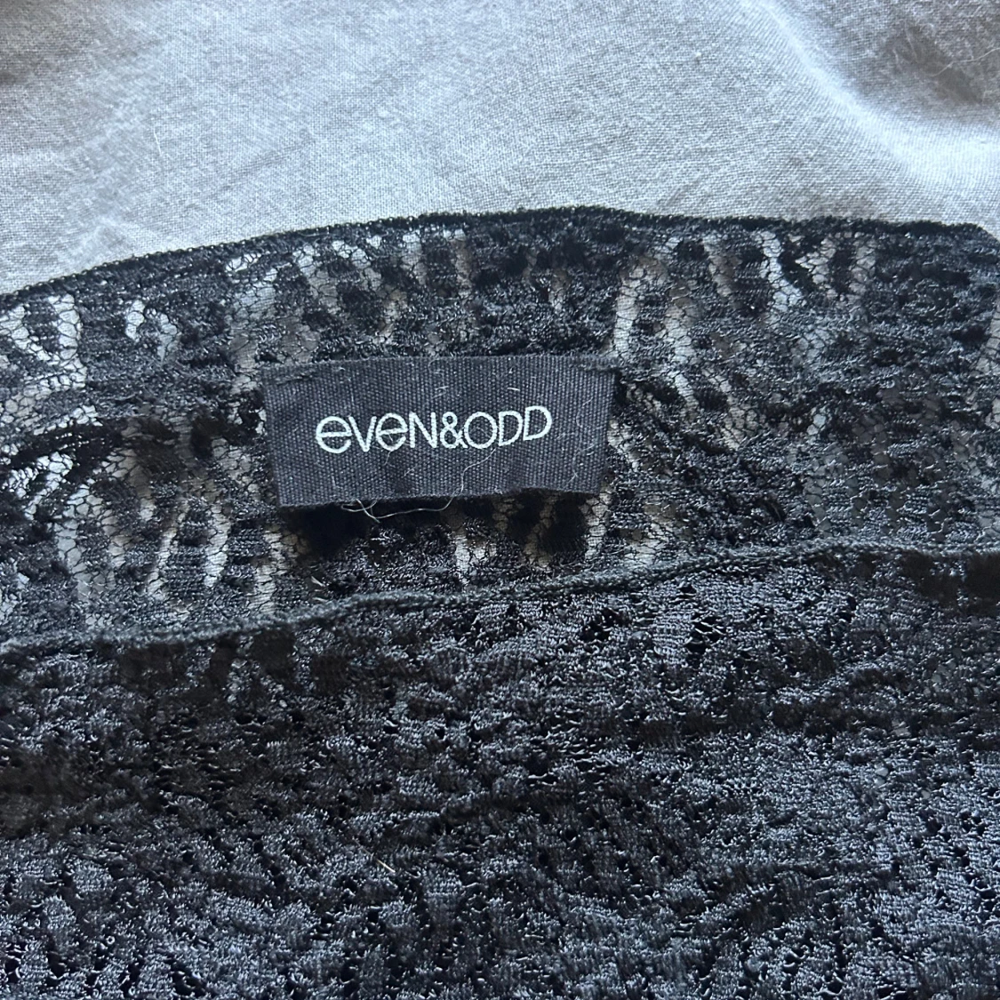 Svart spetsig ”offshoulder” topp från Even&Odd från Zalando - 4